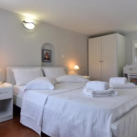 Tonia Paros Apartament *